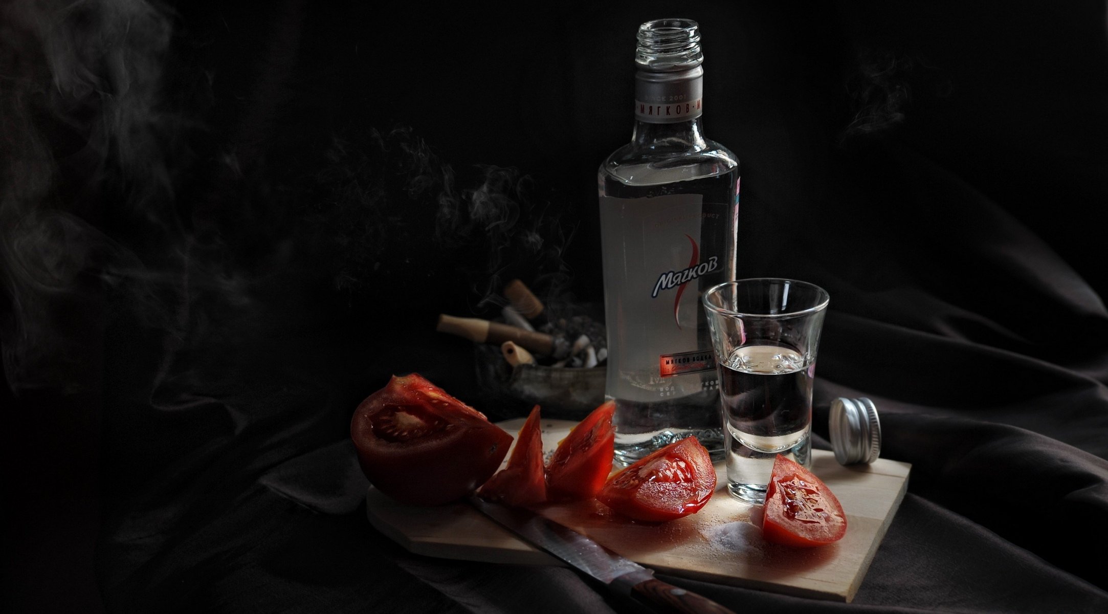 tavola coltello pomodori bicchierino vodka