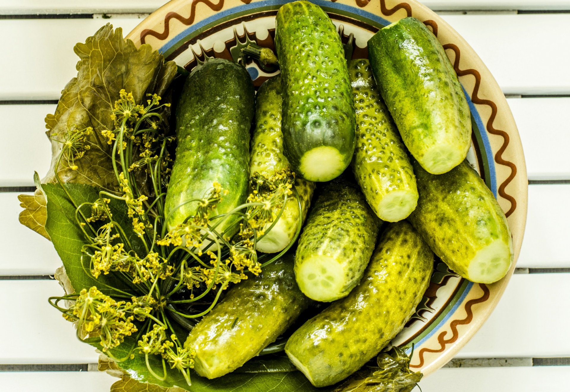 cibo sottaceti croccanti in un piatto sul tavolo