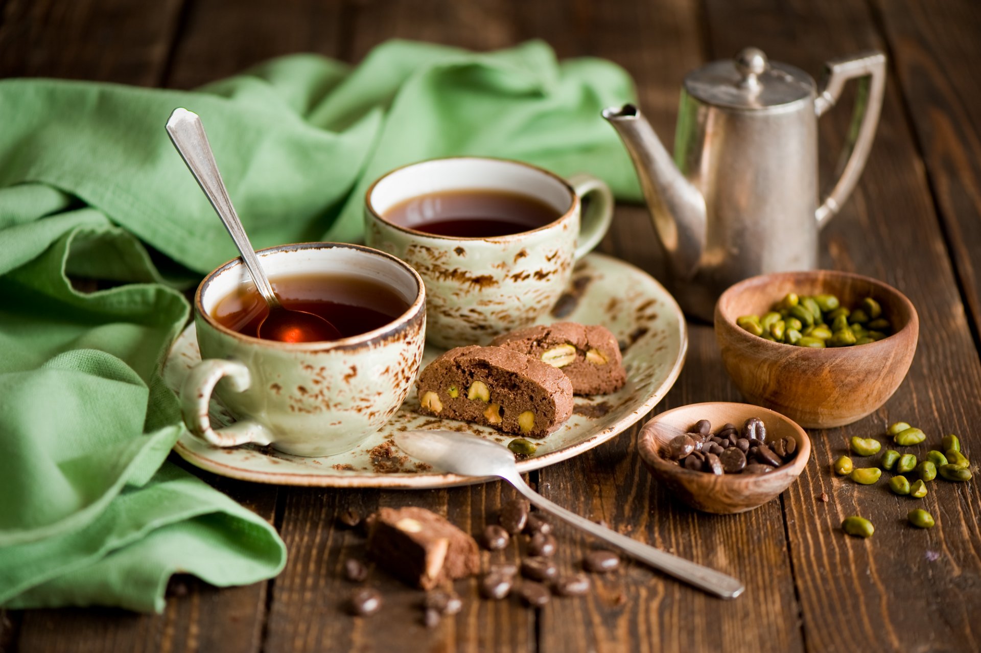 café tazas cucharas pistachos granos galleta chocolate postre dulce plato