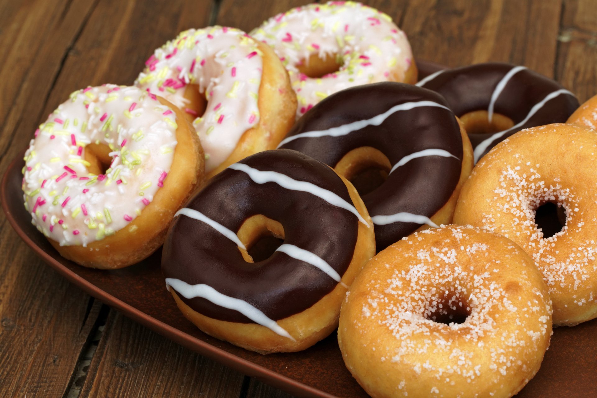 pączki pieczenie muffin słodycze czekolada lukier puder deser taca