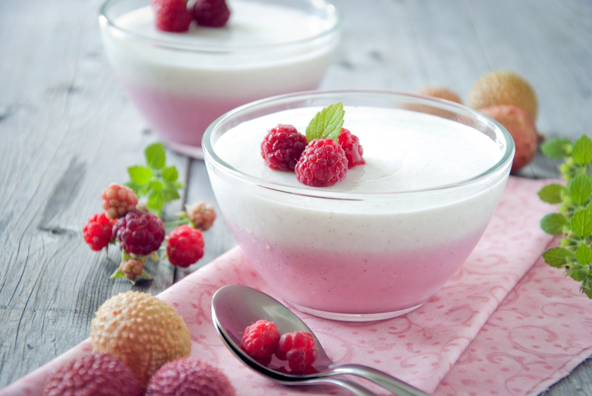 panna cotta dessert beeren himbeeren litschi süß