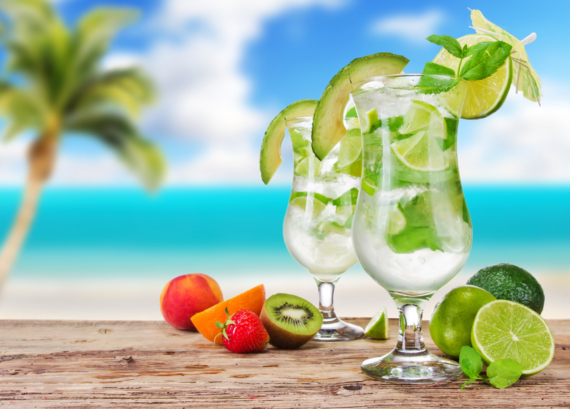 mojitos cócteles copas de vino paraguas bayas fruta cítricos lima