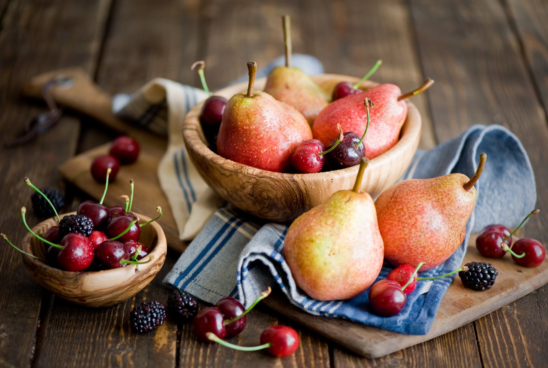 peras cerezas moras frutas bayas vajilla madera anna verdina