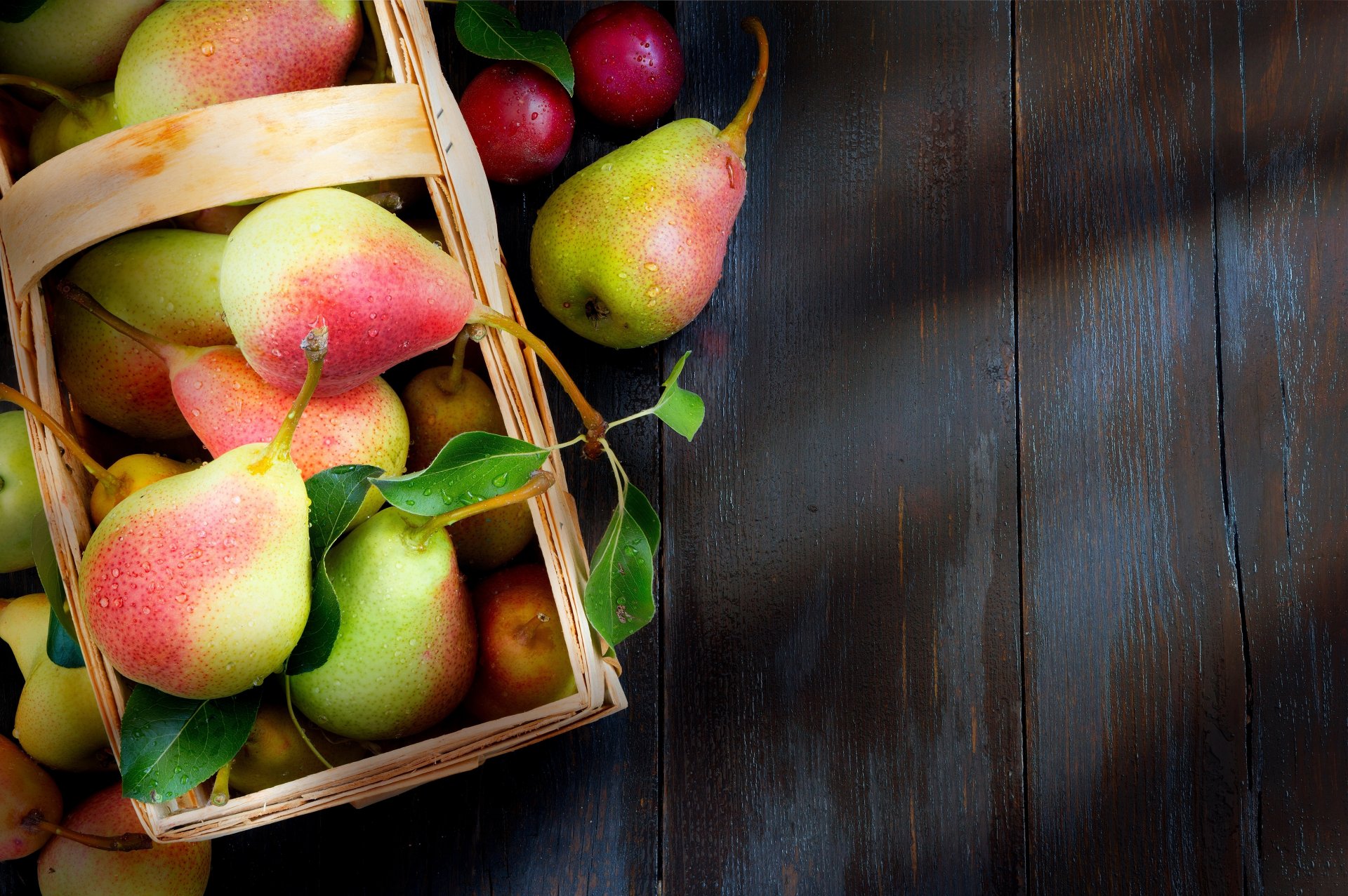 peras fruta otoño hojas gotas cesta mesa