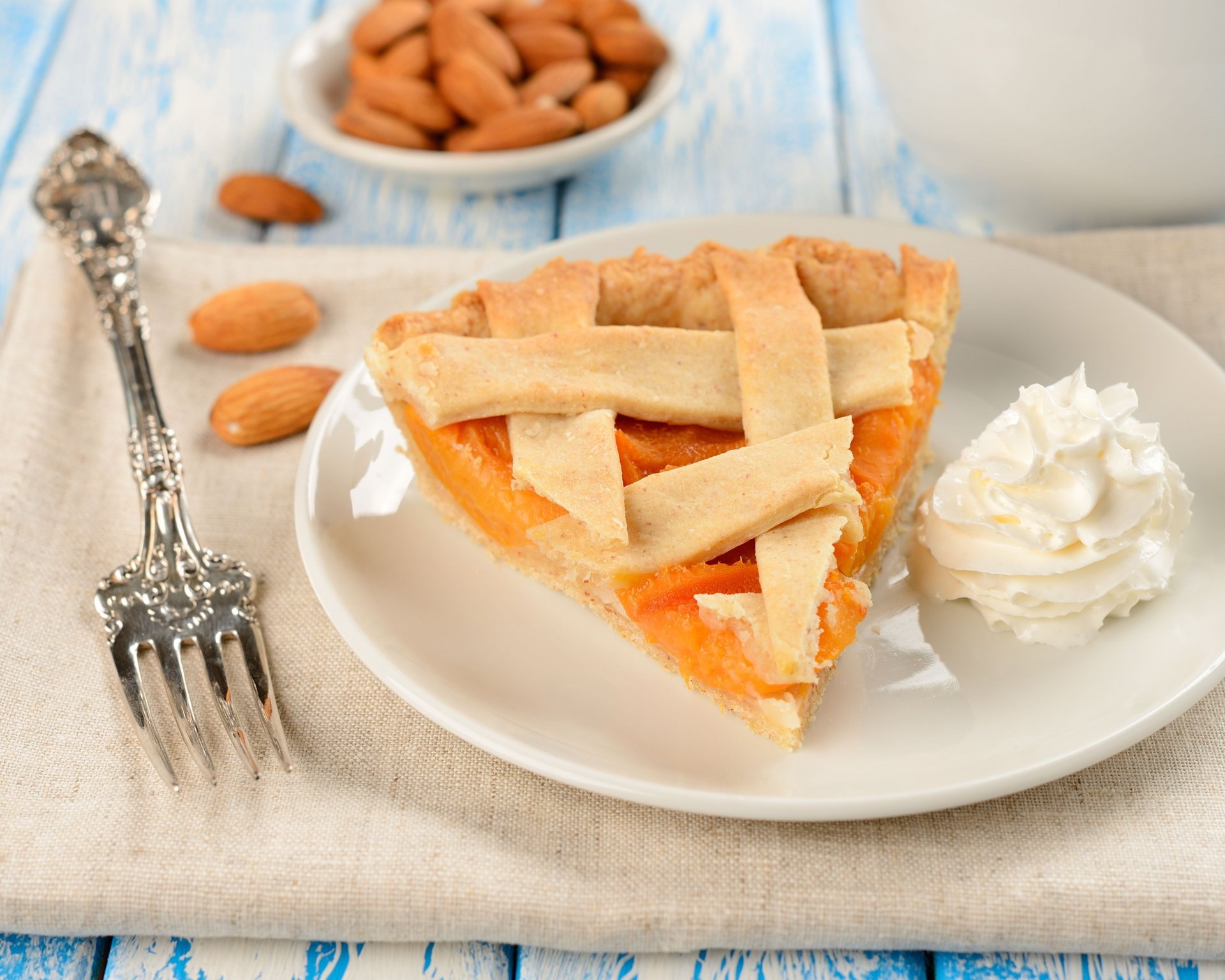 kuchen füllung aprikose sahne mandeln dessert backen essen teller gabel