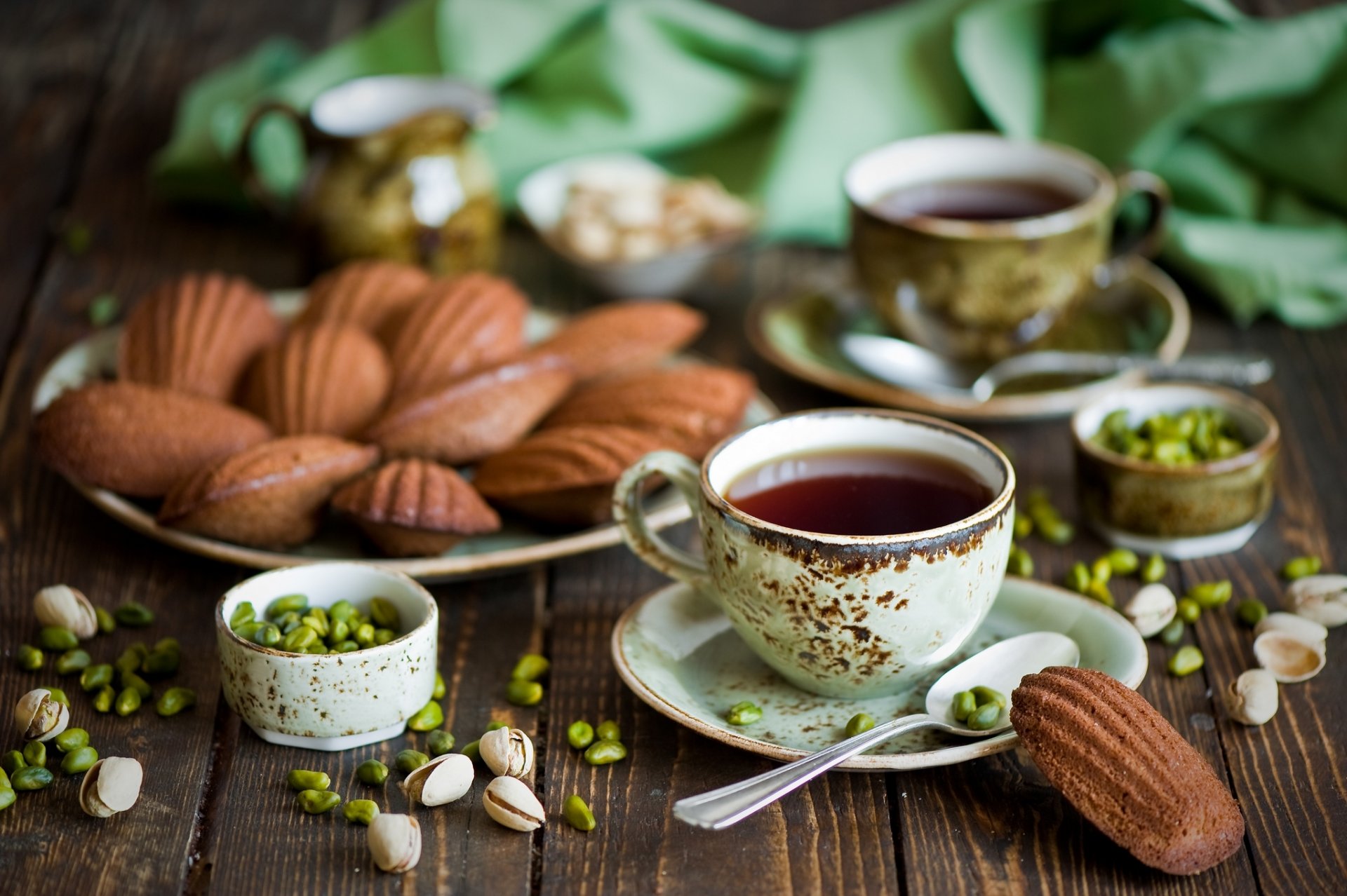 tè biscotti pistacchi noci noci tazze cucchiai