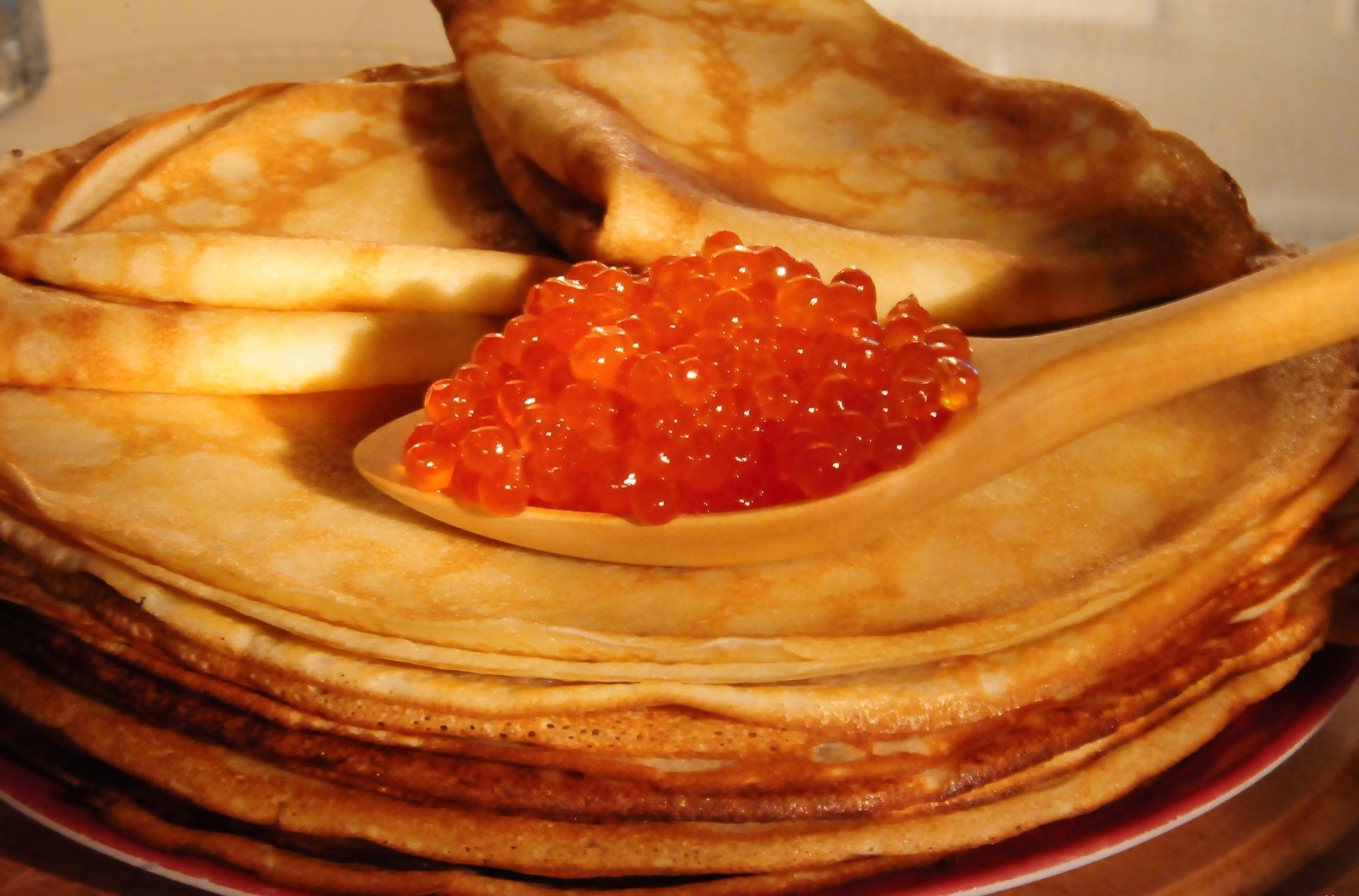 pfannkuchen körnig kaviar lecker löffel aus holz