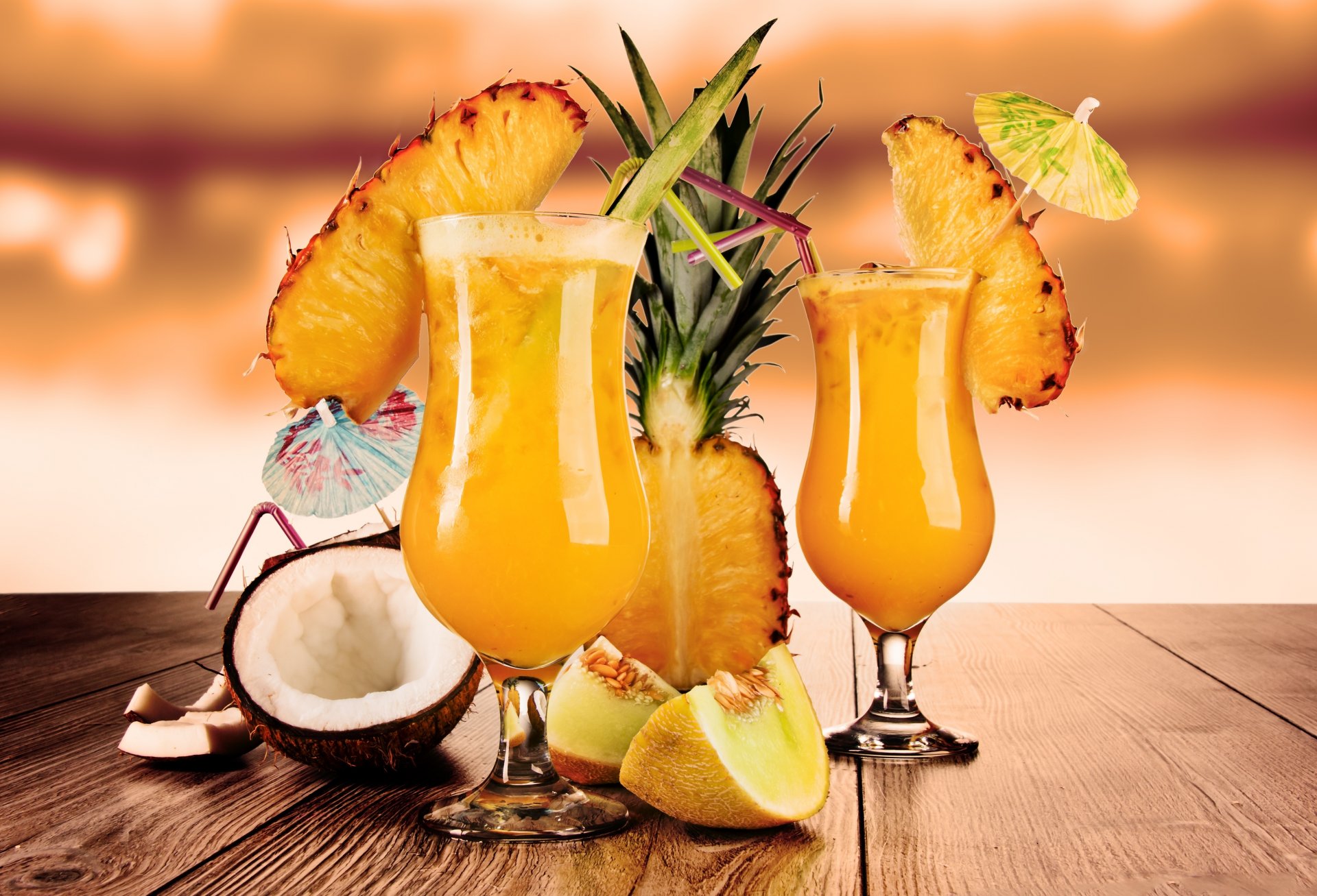 cocktail bicchieri cannucce frutta ananas cocco melone