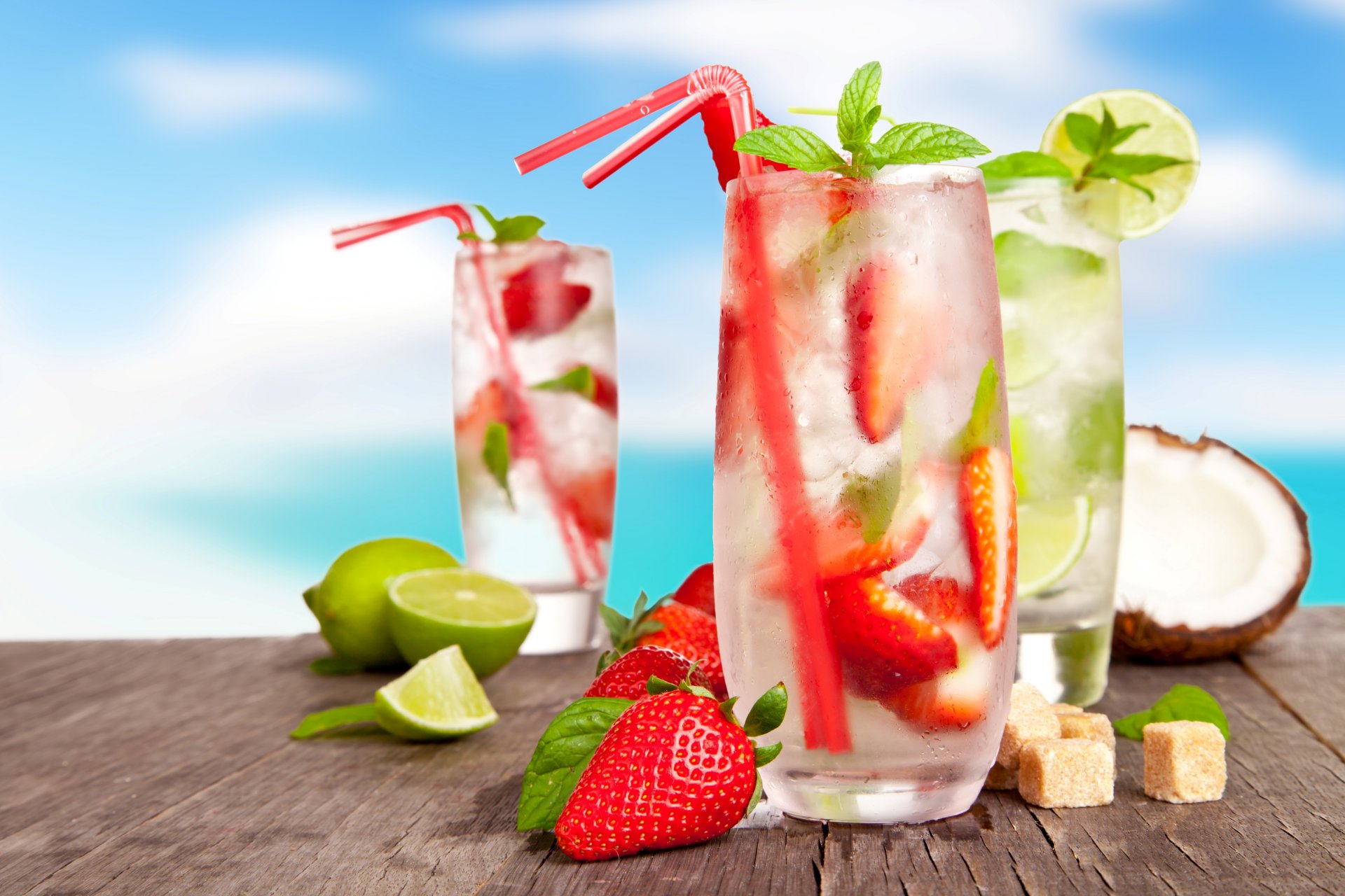 cocktail mojito fragola bicchieri cannucce zucchero ghiaccio agrumi lime limoni bacche fragole cocco bevande estate