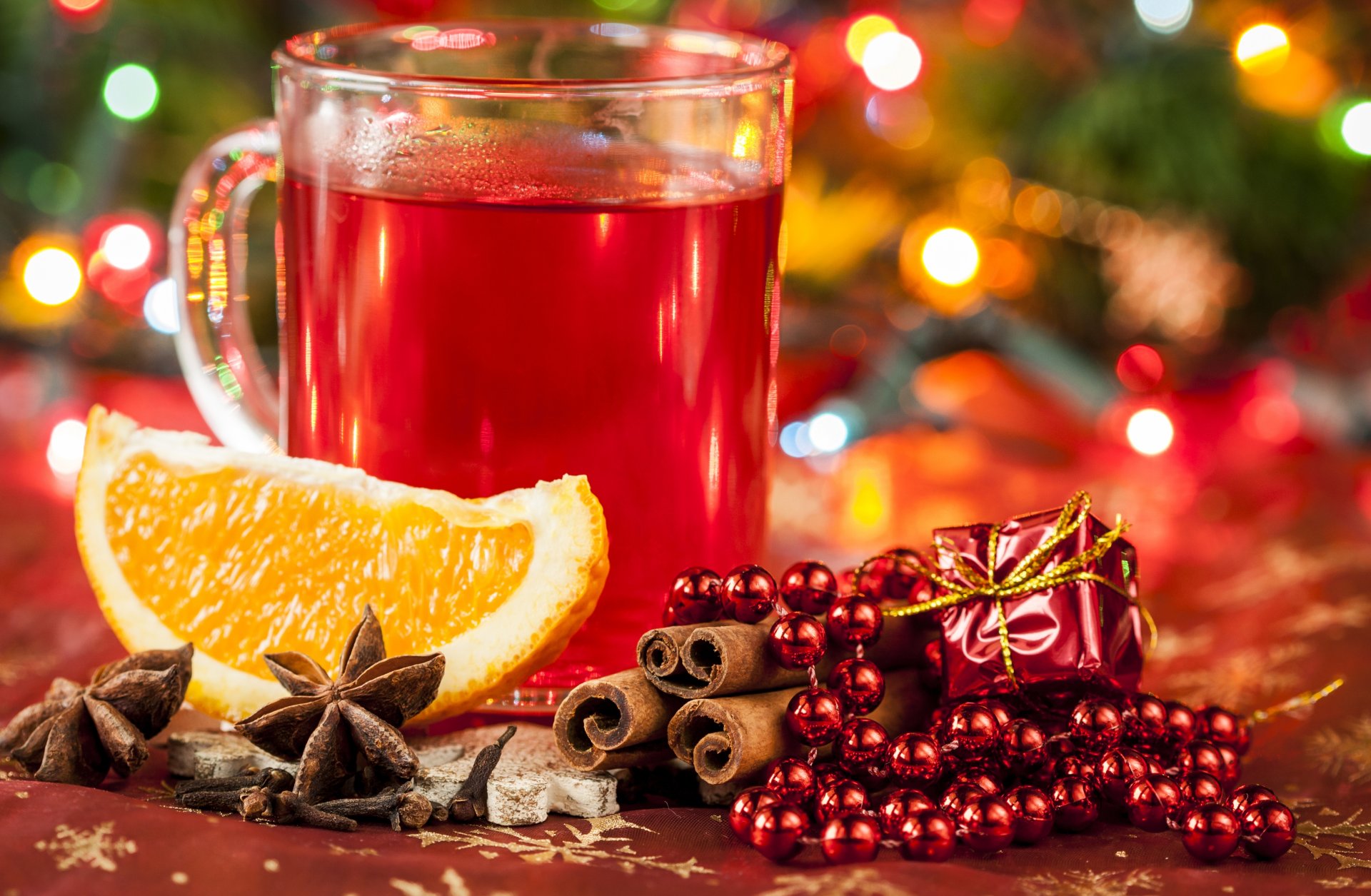 glühwein trinken orange zimt sternanis anis tasse perlen feiertage neujahr weihnachten