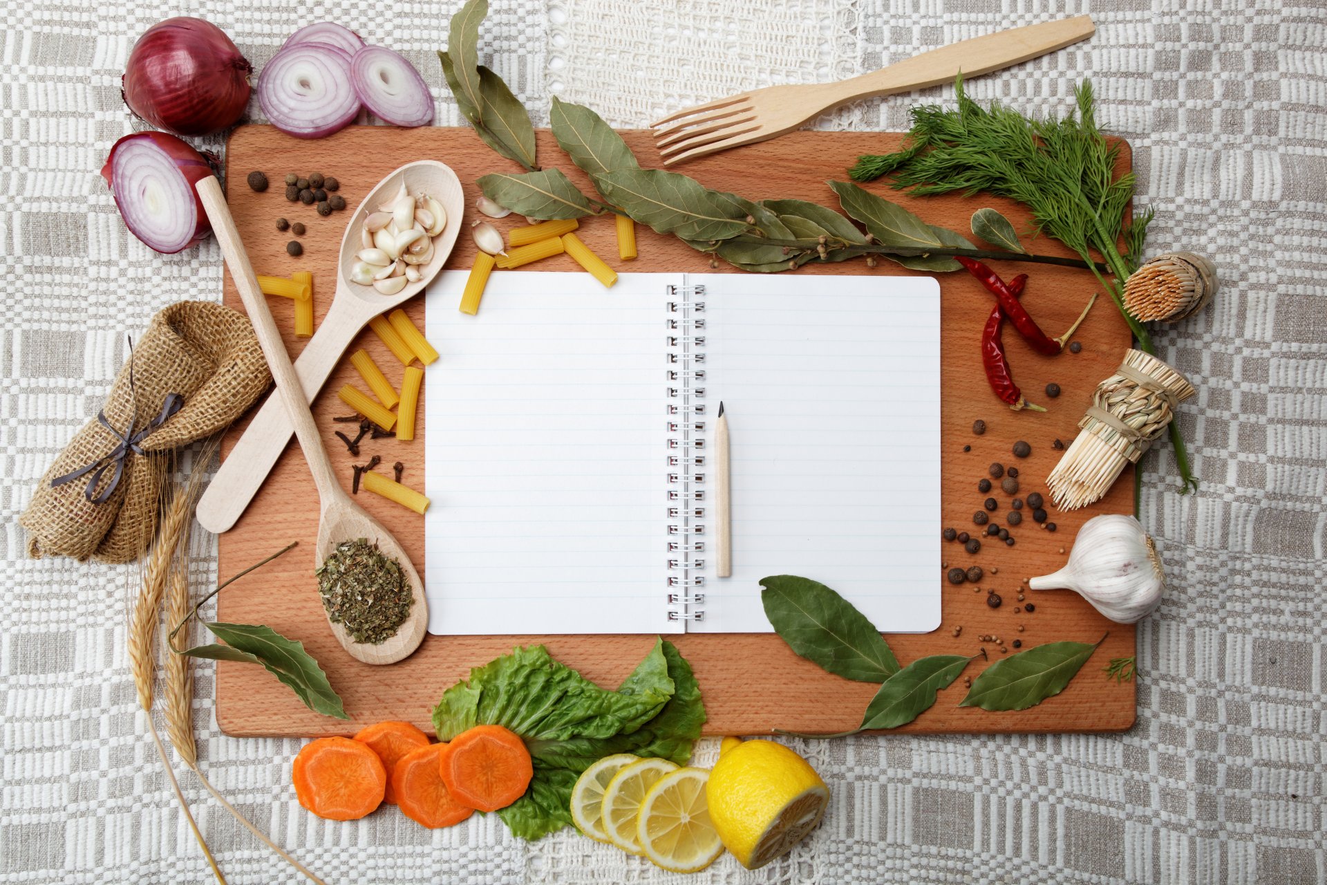 notizbuch bleistift knoblauch pfeffer dill lorbeerblatt nudeln karotten zitrone zwiebel schaufeln löffel