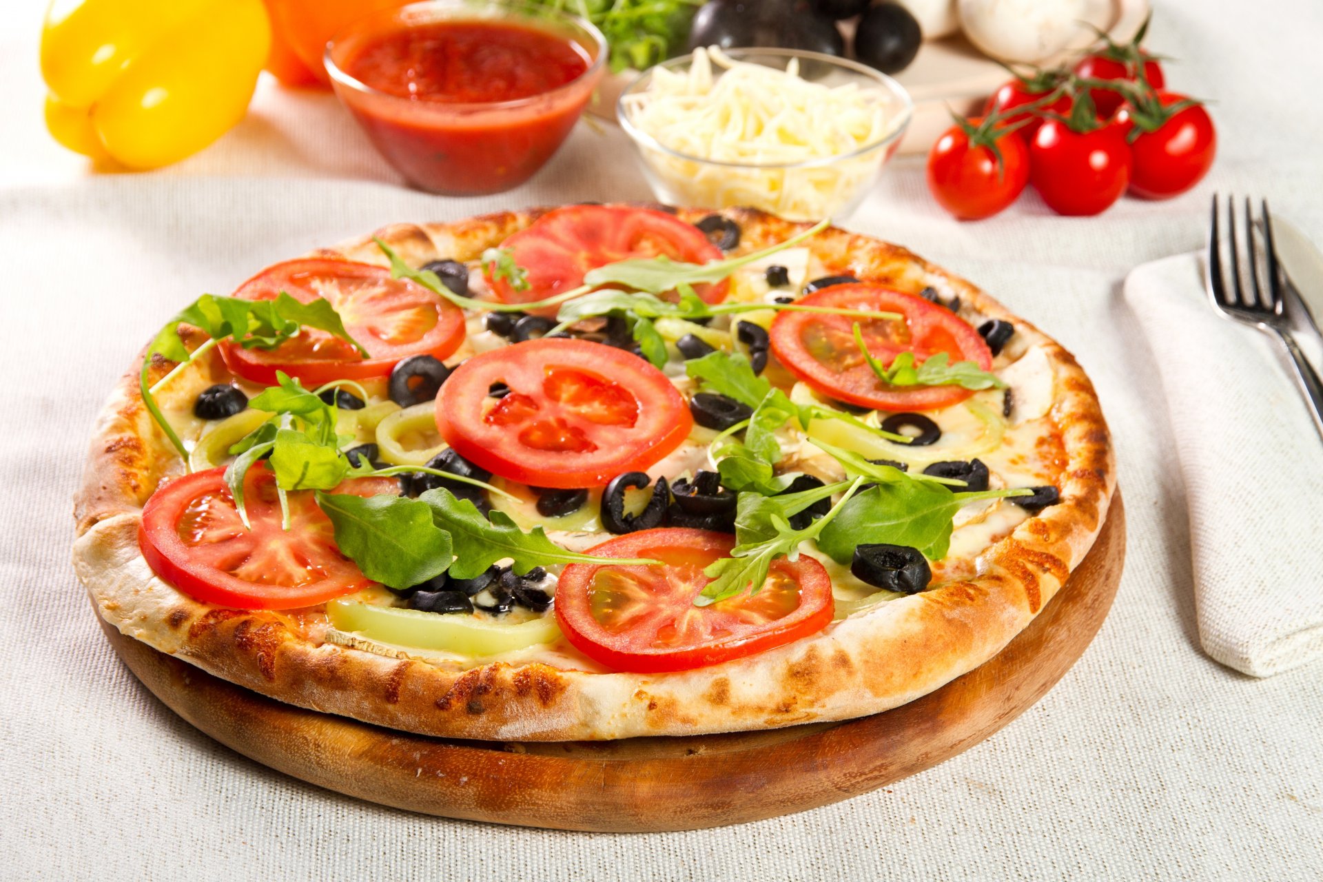 pizza plat tomates poivre fromage olives légumes légumes verts alimentaire fourchette serviette