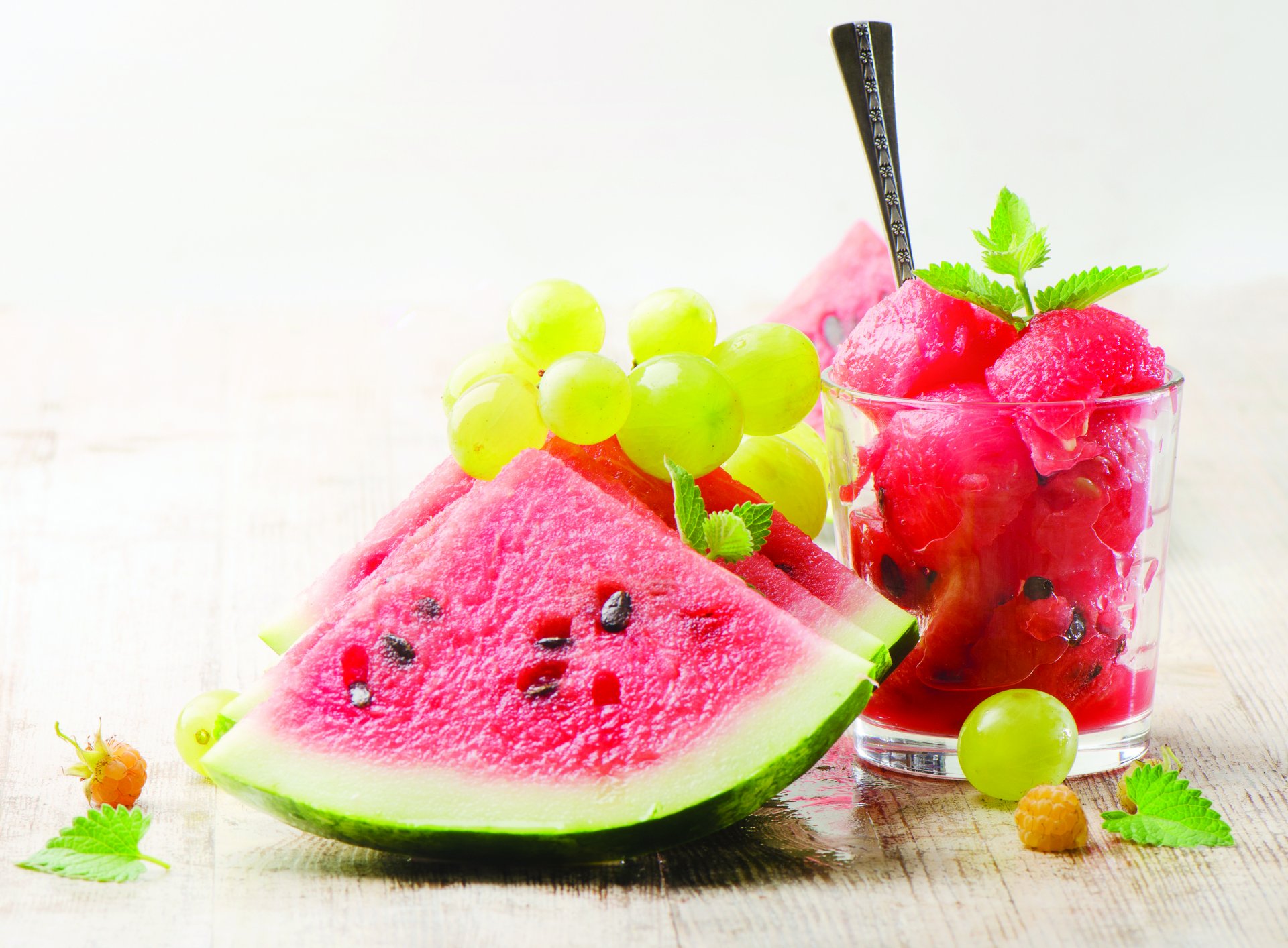 wassermelone knochen scheiben trauben minze beeren dessert löffel glas