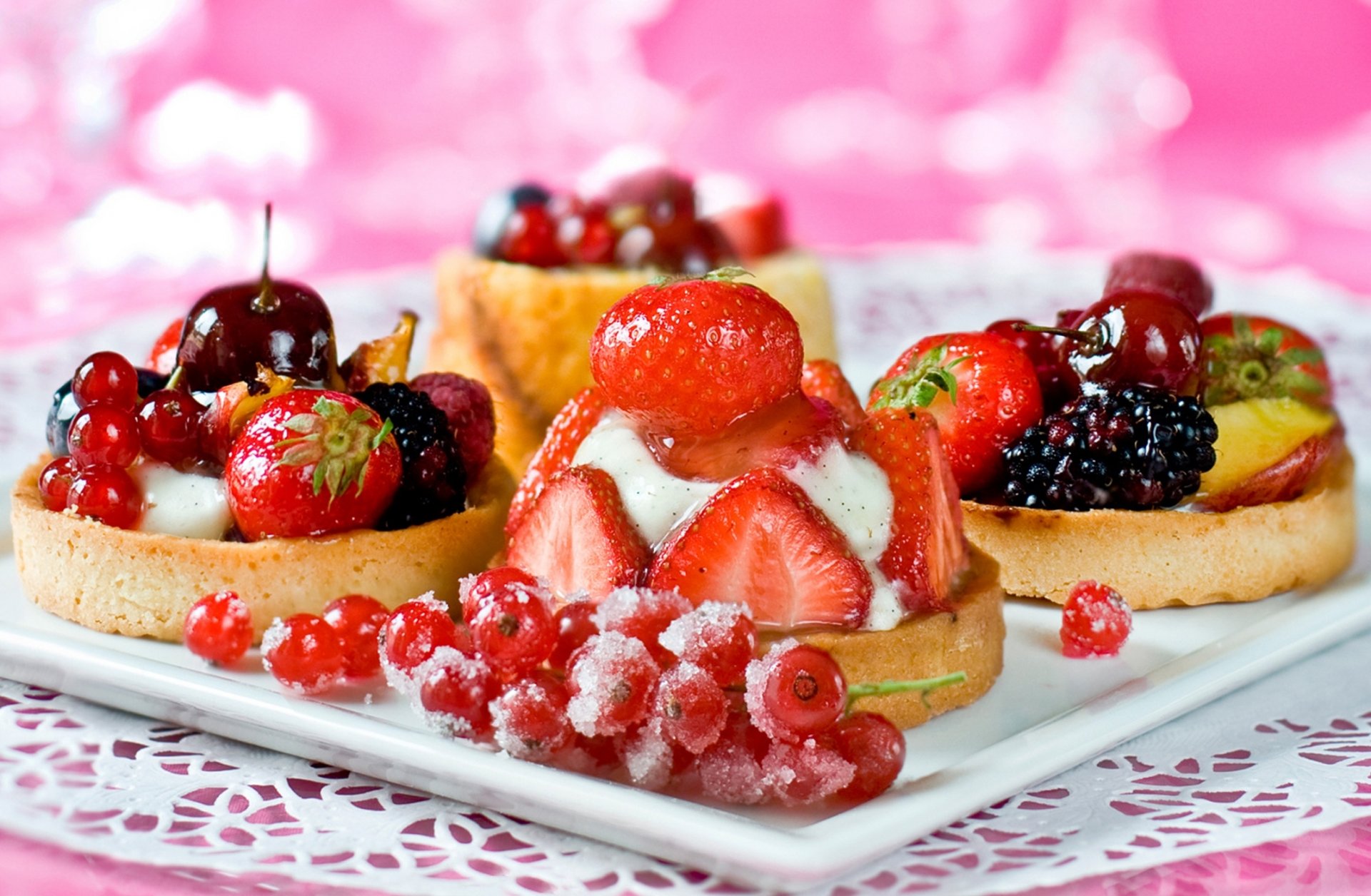 pasteles postre tartaletas dulce bayas grosellas fresas frambuesas moras cereza