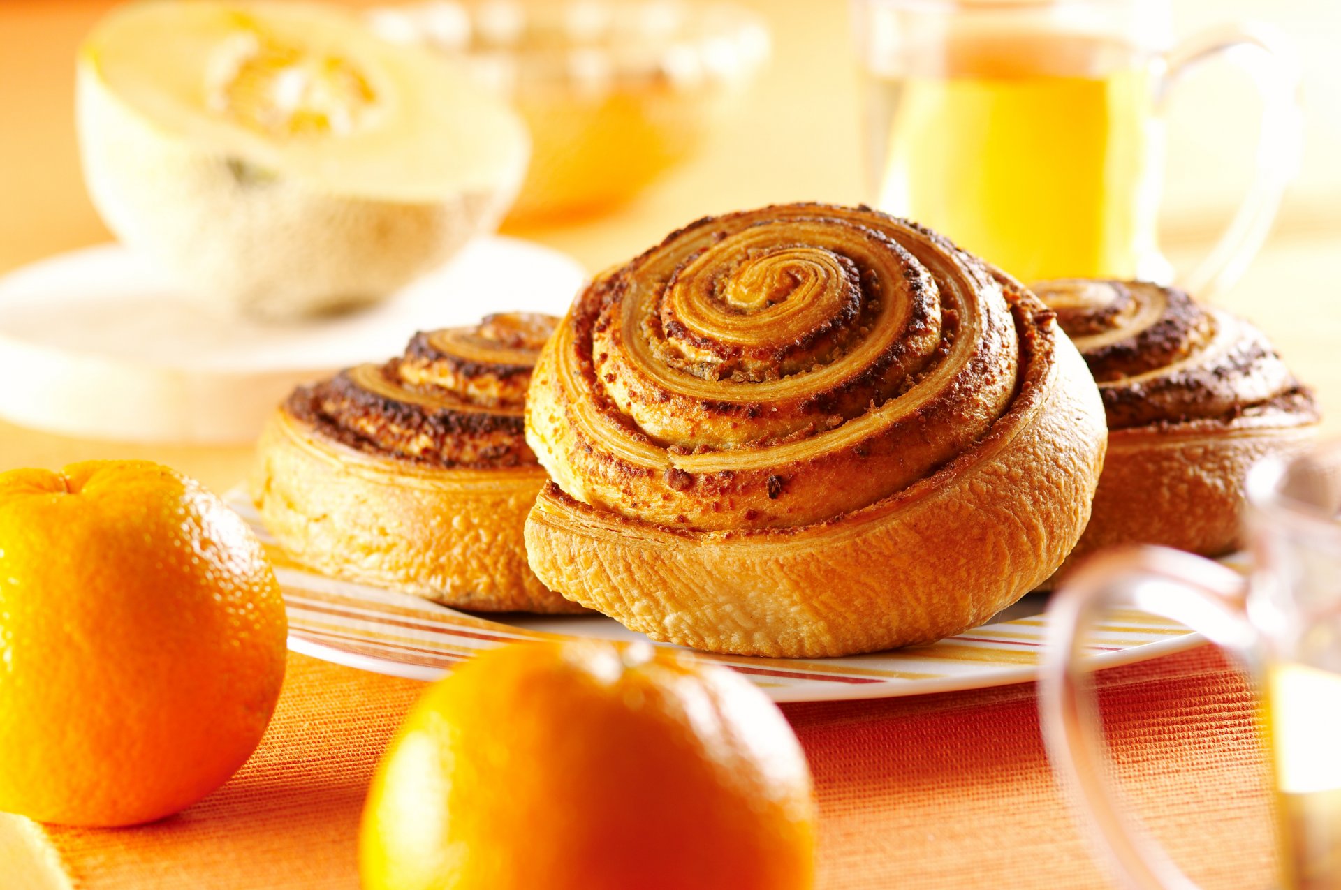 brötchen marmelade backwaren teller orangen melone tassen