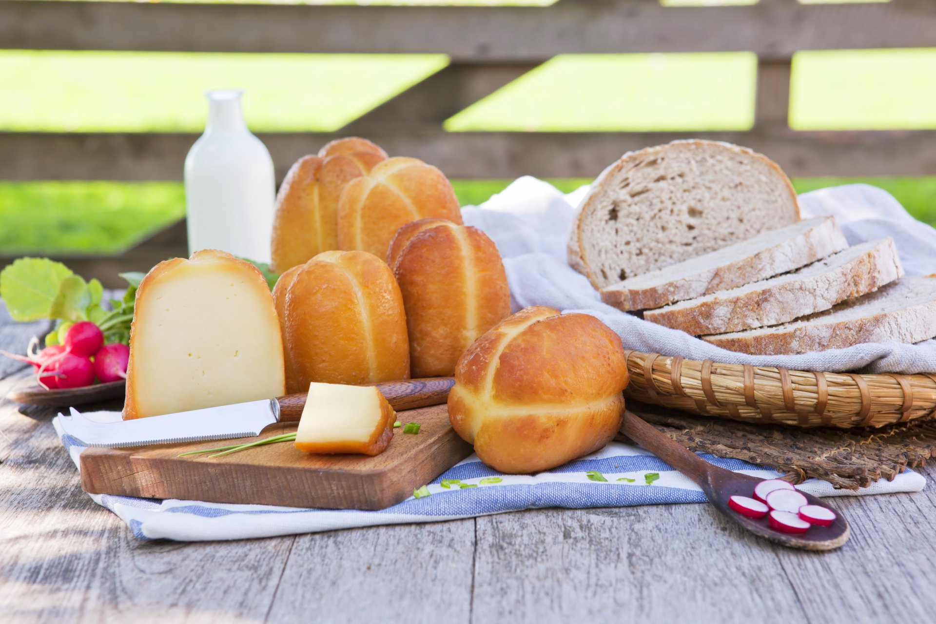 cestino tovagliolo pane fette formaggio coltello ravanello tavolo latte verdure appetitoso