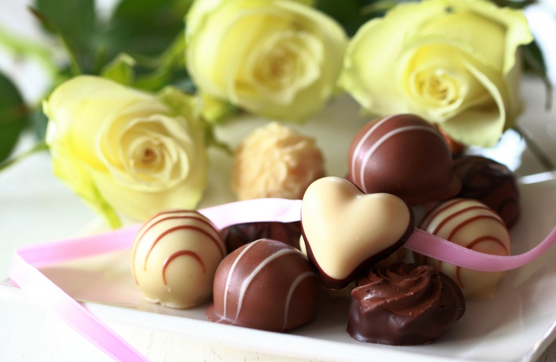 bonbons chocolat lait blanc bonbons dessert roses jaune fleurs