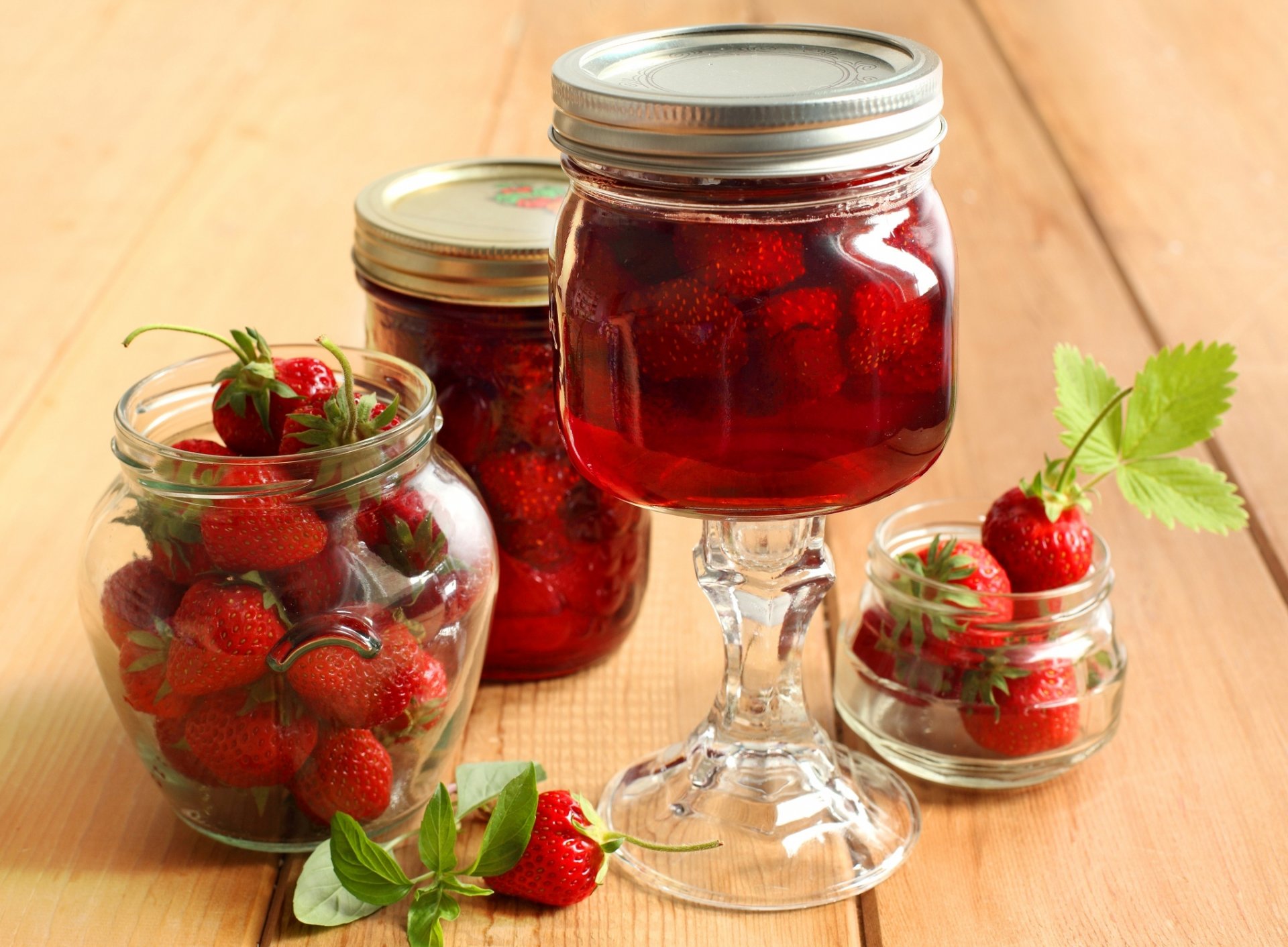 trawberry berries red leaves jars compote