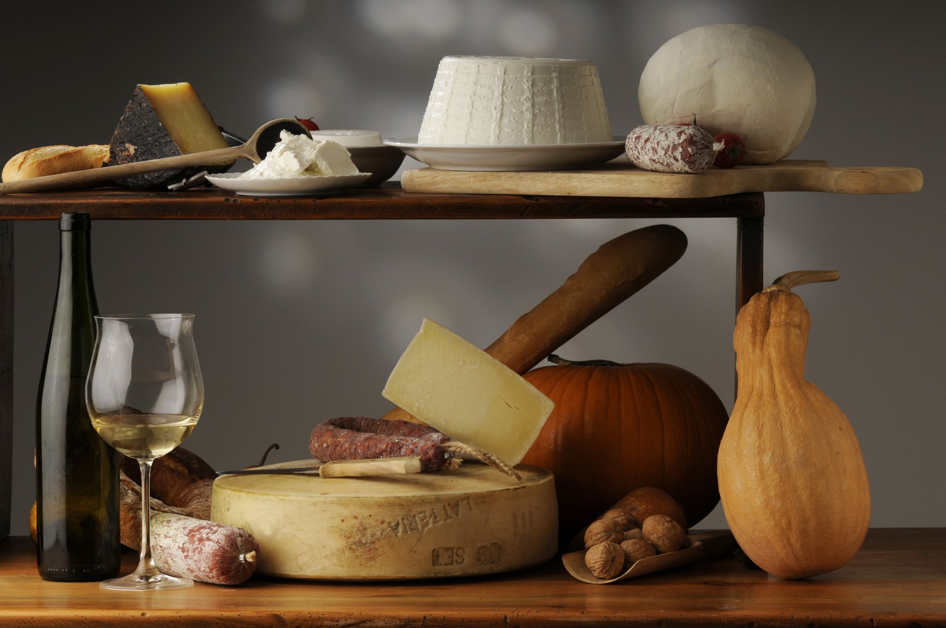 fromage saucisse noix bouteille vin verre citrouille nature morte