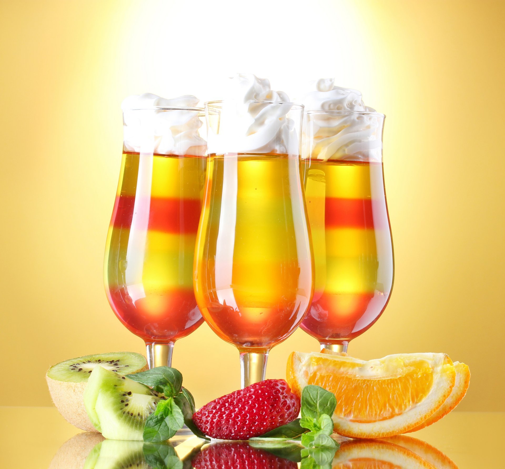 cocktails weingläser obst erdbeeren kiwis orange