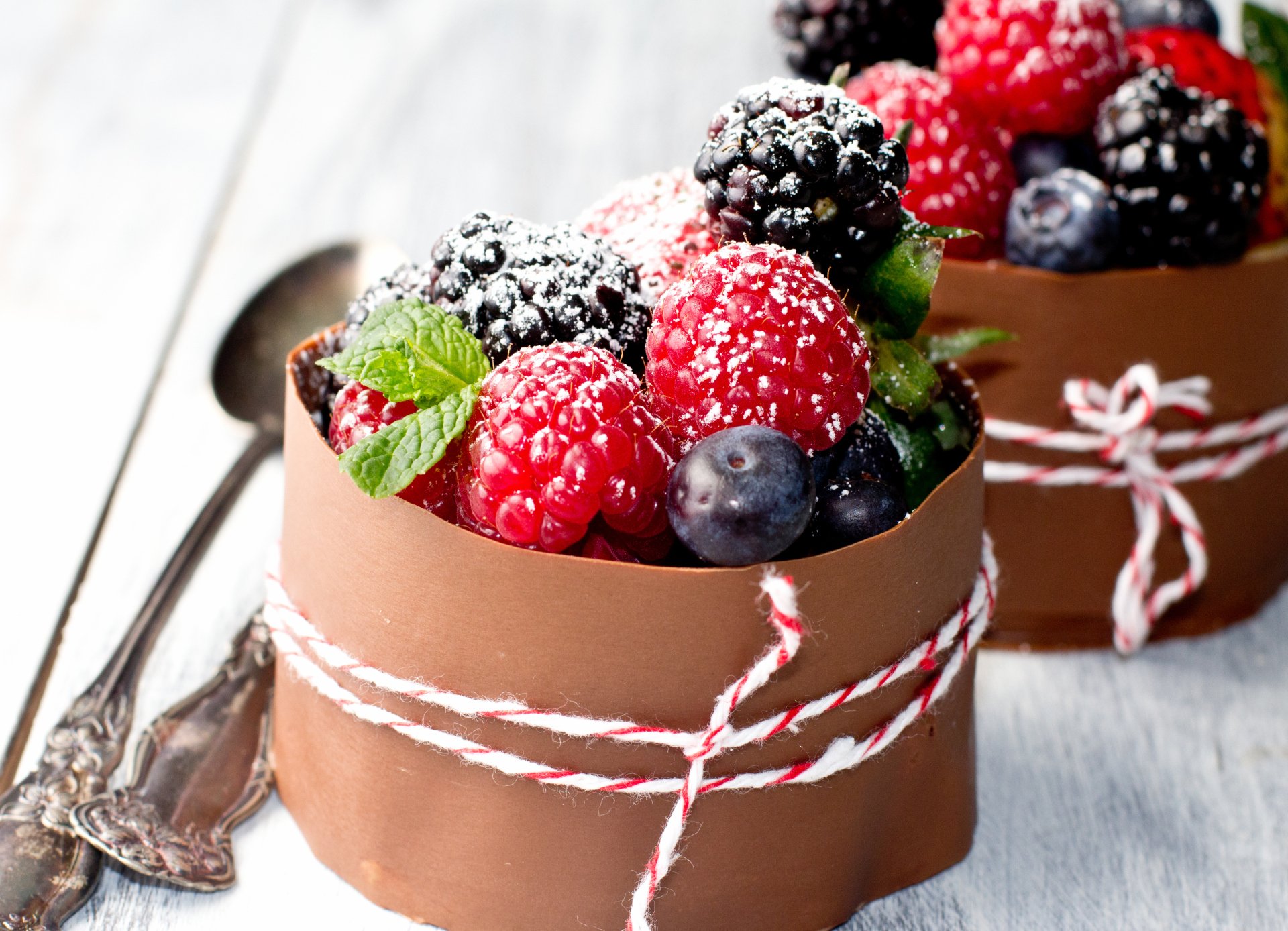 postre chocolate glaseado fruta bayas fresas dulces frambuesas arbusto comida