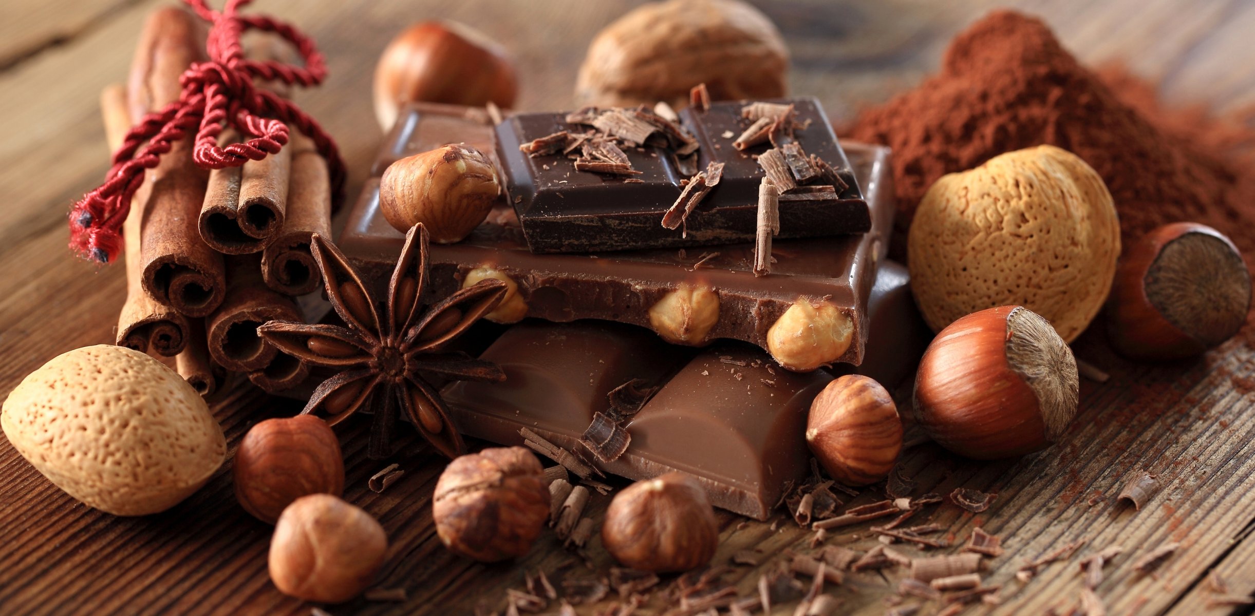 schokolade milch schwarz scheiben nüsse späne kakao anis sternanis zimt süß dessert