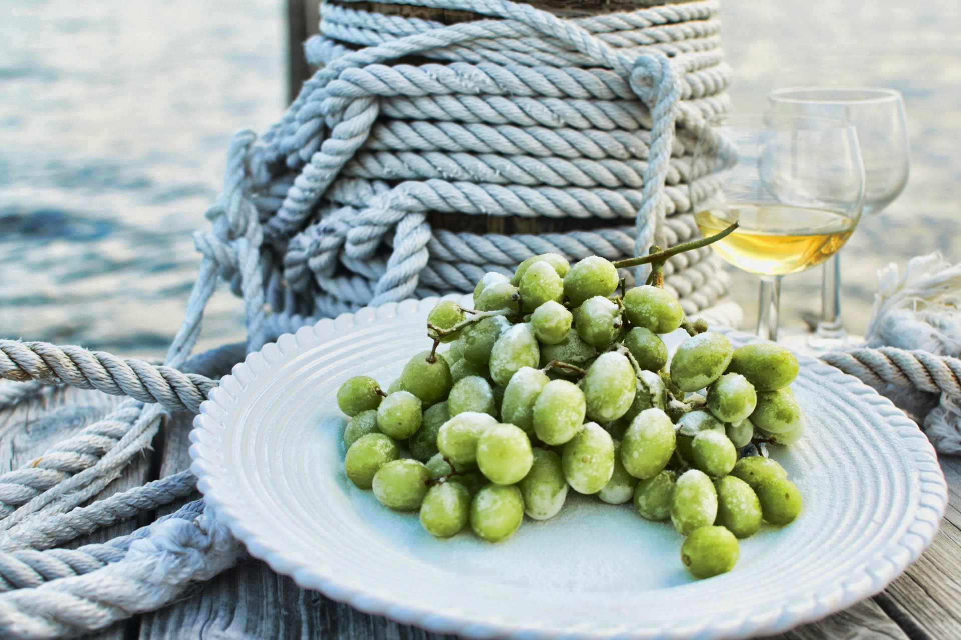 vin verres à vin raisins gouttes assiette corde mer