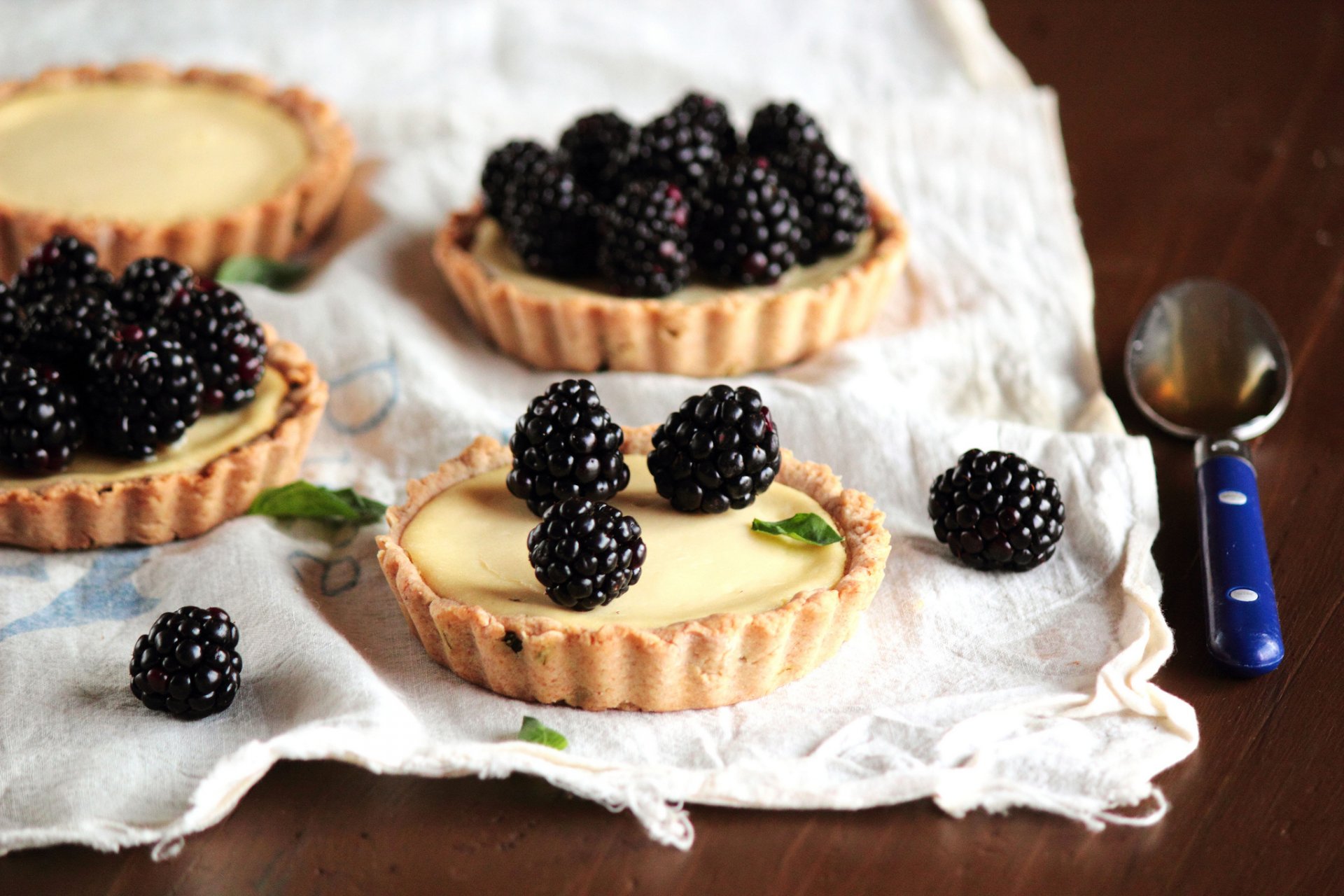 törtchen creme beeren brombeeren backen süßigkeiten dessert löffel