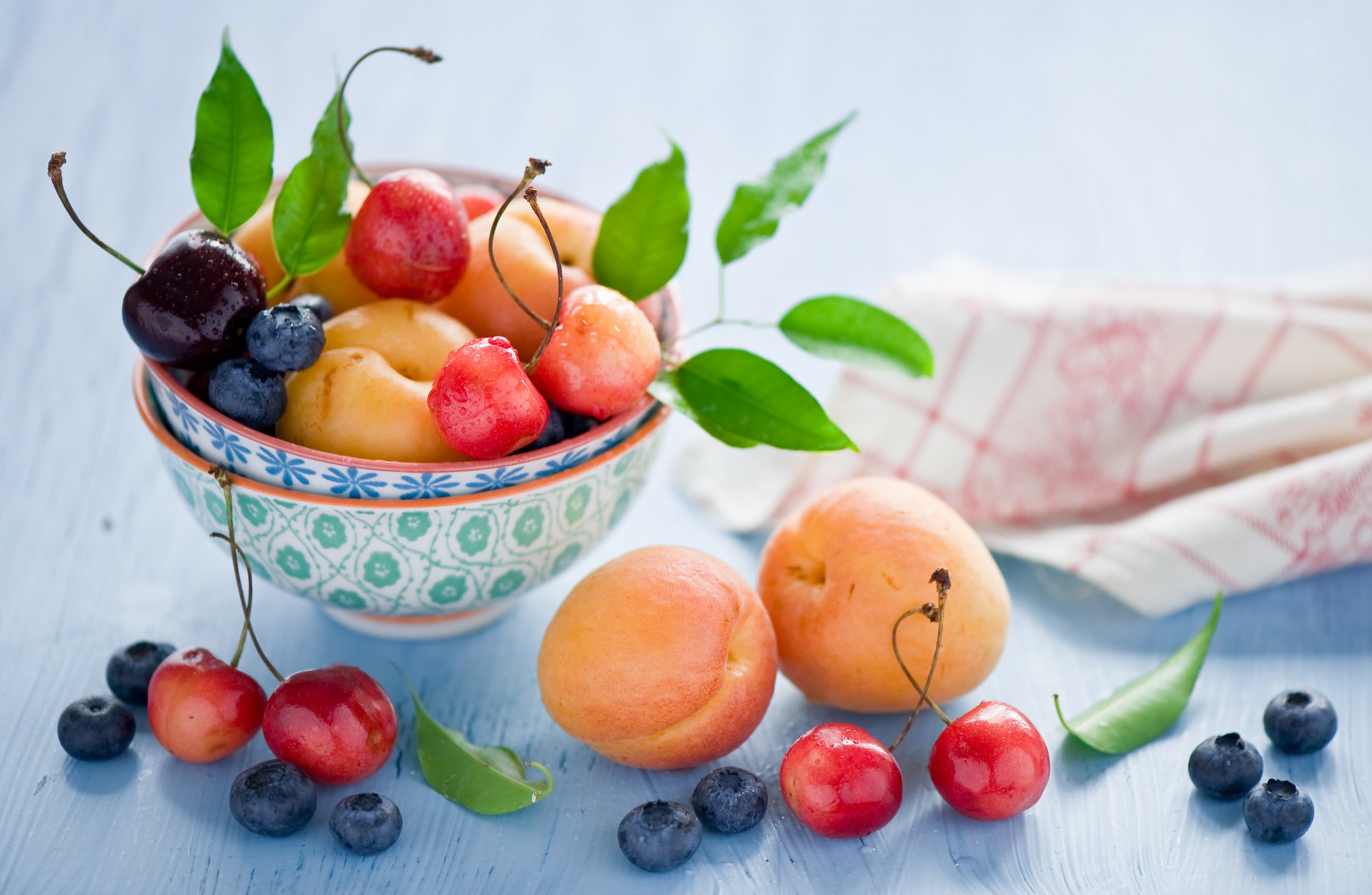 abricots cerise cerise myrtille fruits baies feuilles vaisselle nature morte été anna verdina