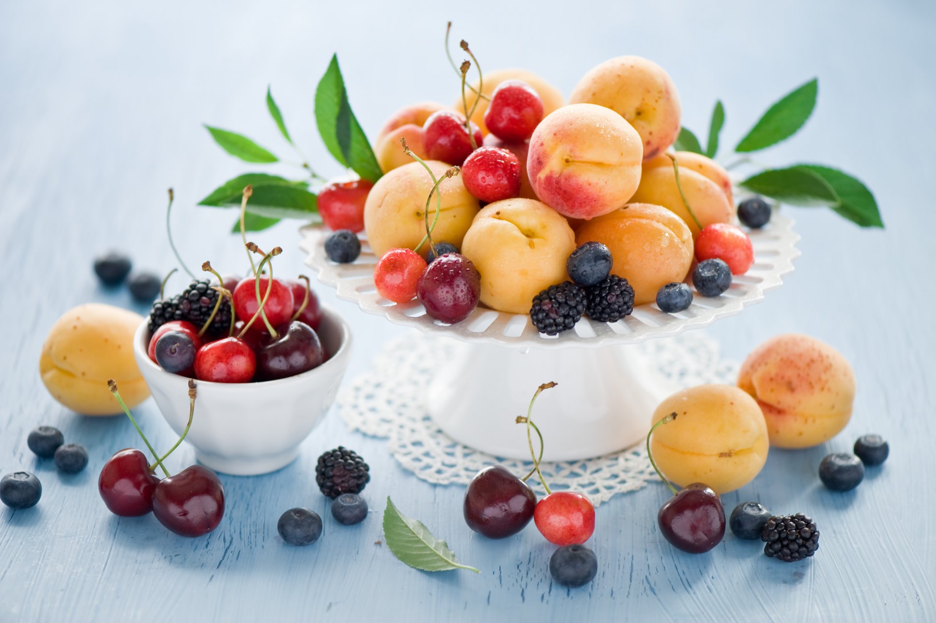 abricots fruits cerise cerise mûre myrtille baies été nature morte anna verdina