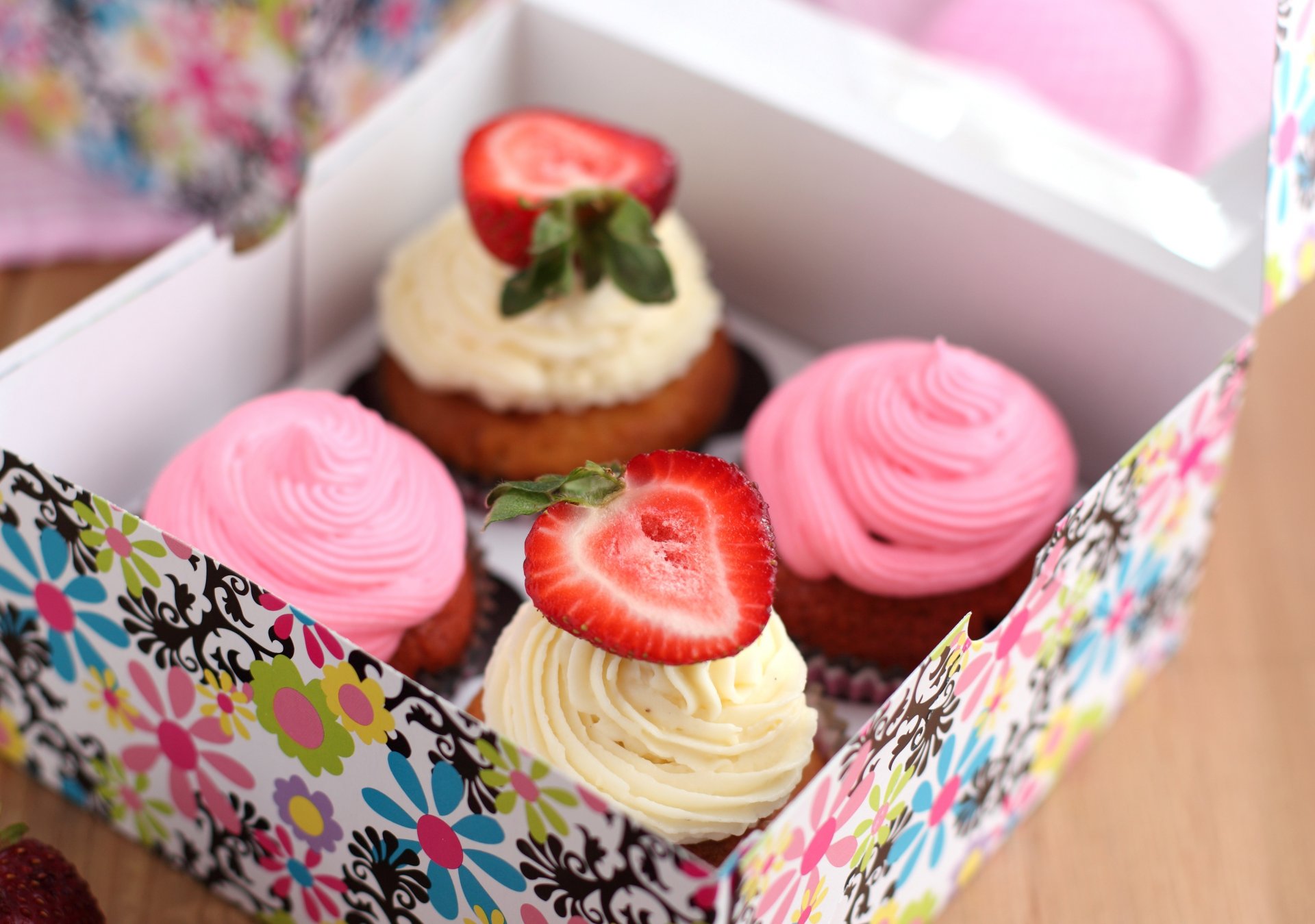 cupcakes crema bianco rosa bacche fragola dolce cottura dessert scatola