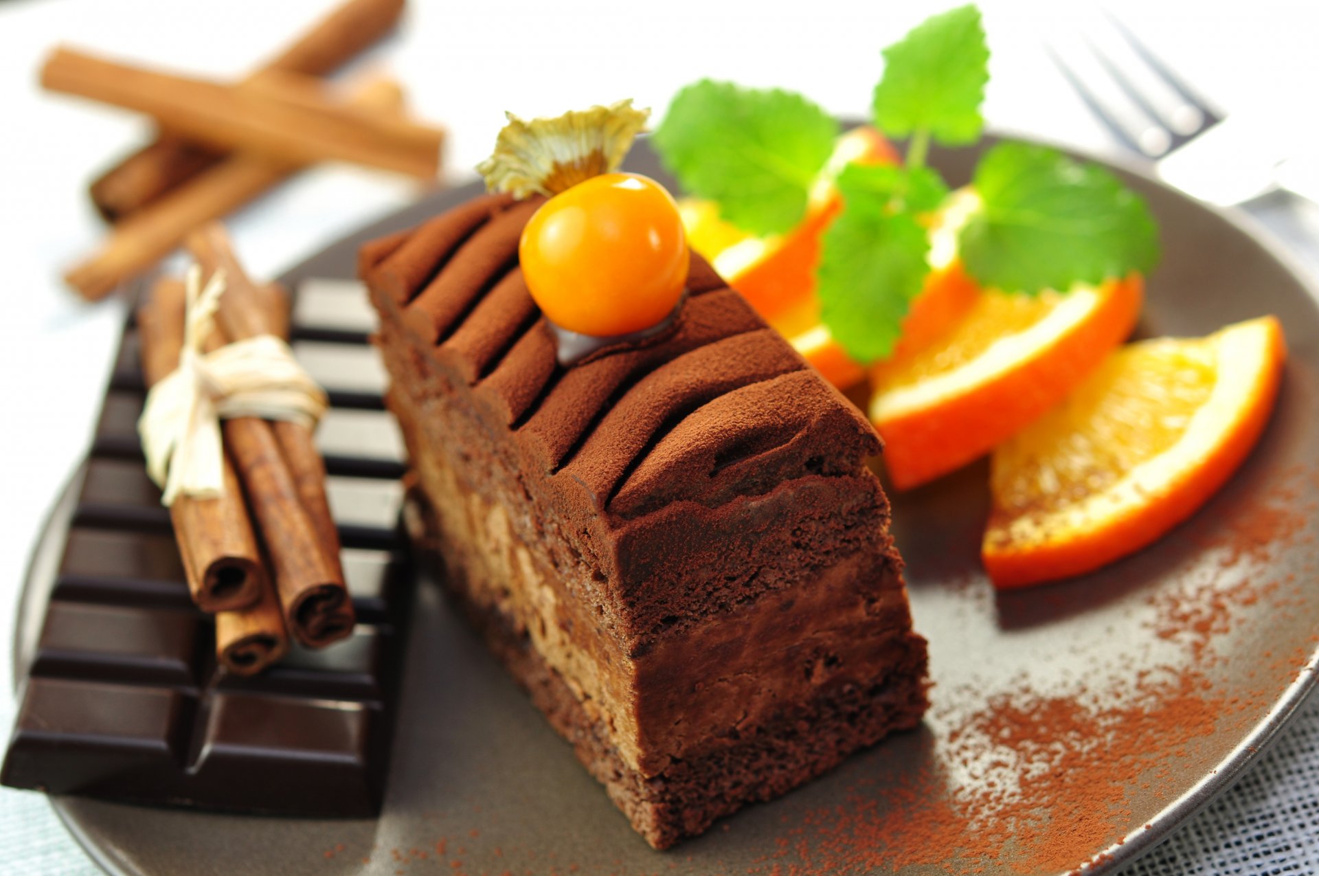 dessert cioccolato scuro piastrella torta brownie torta fetta bastoncini cannella arance spicchi frutta cibo dolce