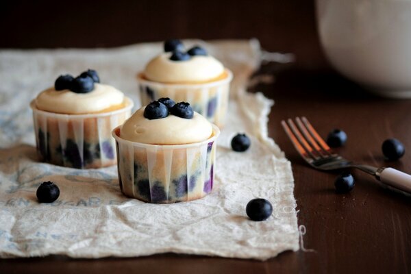 Muffins en un molde con arándanos