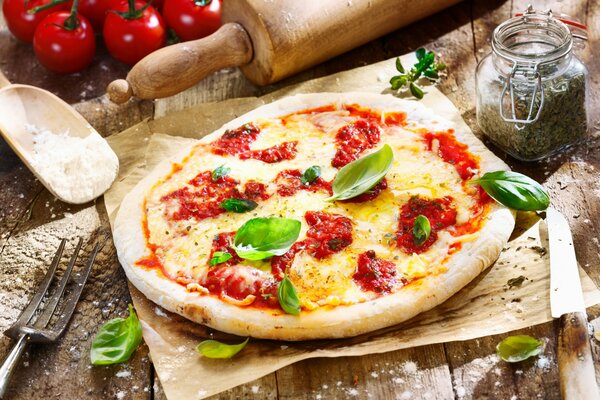 Pizza saporita e succosa con formaggio e pomodoro