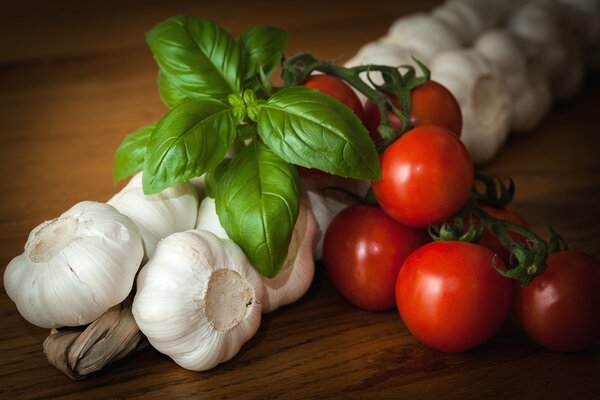 Garlic tomato bouquet with lettuce leaves