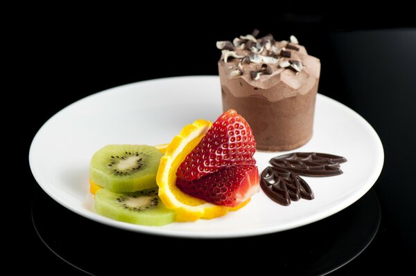 Postre en un plato de helado y fruta