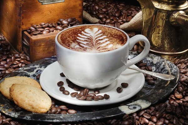 Tazza di caffè che sta sul vassoio con i biscotti