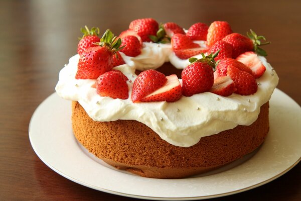 Kuchen mit Erdbeeren und Sahne