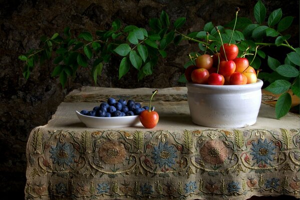 Stillleben Teller mit Blaubeeren und Kirschen