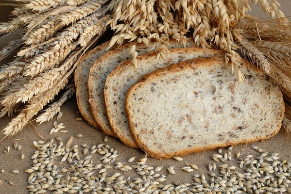 Chleb wieloziarnisty na tle kłosów pszenicy