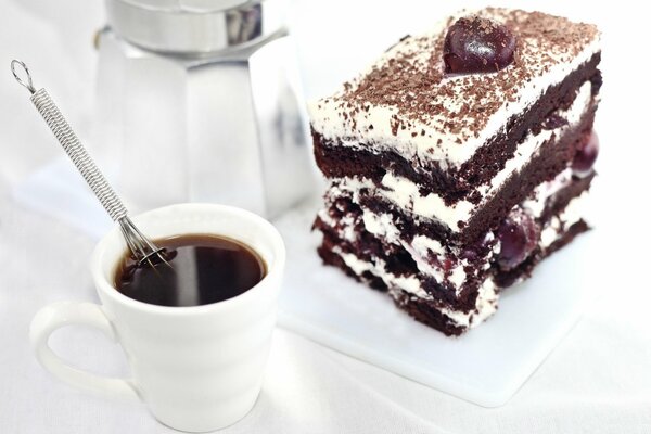 Taza de café y pastel de chocolate