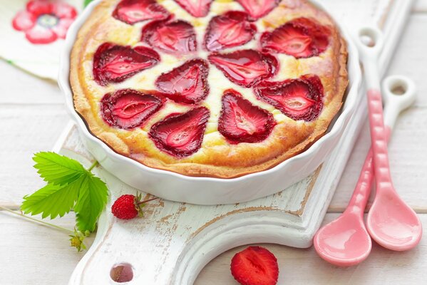 Cheesecake aux fraises sur fond blanc