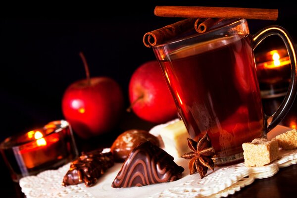 Estado de ánimo de año nuevo con una taza de té y chocolates