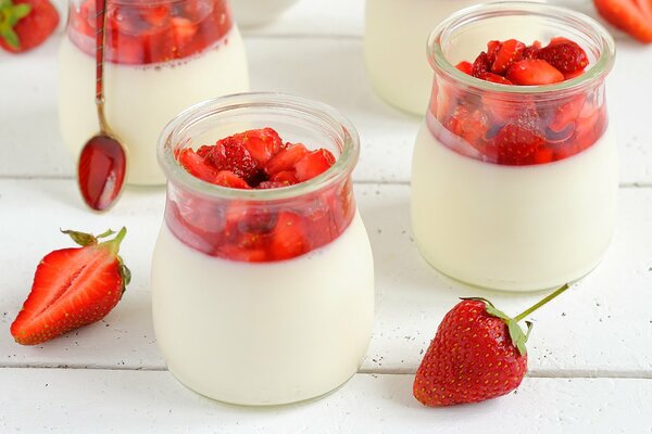 Fragole con panna in barattoli trasparenti