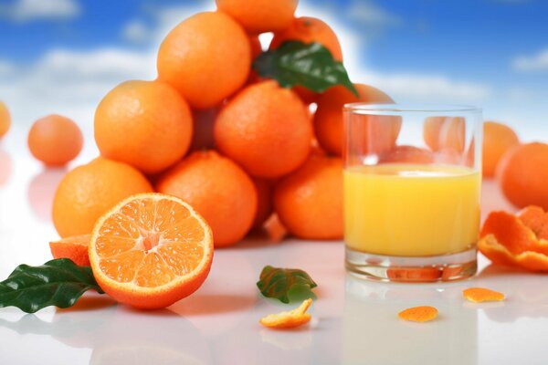Succo d arancia e una montagna di arance succose