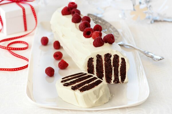 Raffiniertes Biskuitdessert mit Himbeeren