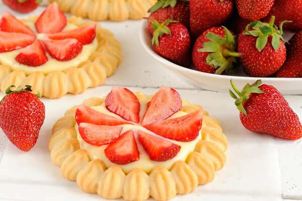 Tartlets with cream and strawberries