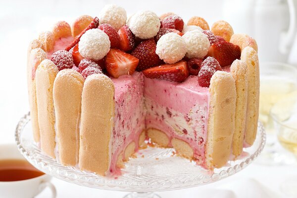 Délicieux gâteau au thé et aux fraises