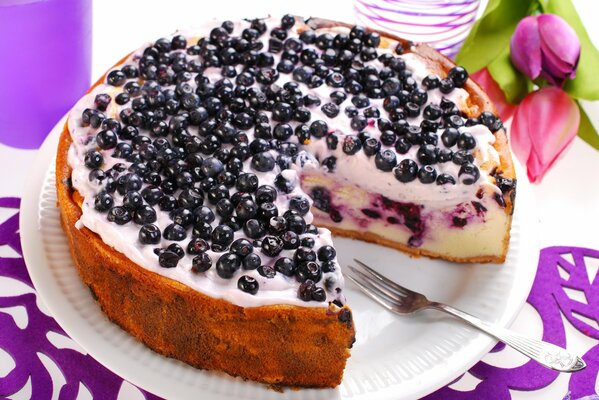 Süßer Käsekuchen mit Blaubeeren und Sahne