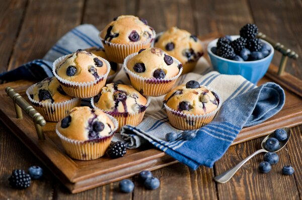 Zum Nachtisch mit Blaubeeren auf einem Tablett backen